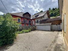 Maison en pierre avec garages, en plein cœur de Saint-Lauren...