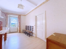 Maison en pierre avec garages, en plein cœur de Saint-Lauren...