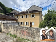 Maison en pierre avec garages, en plein cœur de Saint-Lauren...