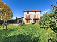 Maison en pierre à La Buisse, à deux pas des écoles et trans...