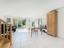 Rare, maison jumelée avec terrasse, jardin  et double garage. 4ème chambre possible