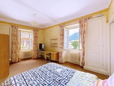 Maison en pierre avec garages, en plein cœur de Saint-Lauren...