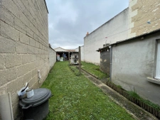 Maison de bourg bien située, avec jardin et potentiel d'amén