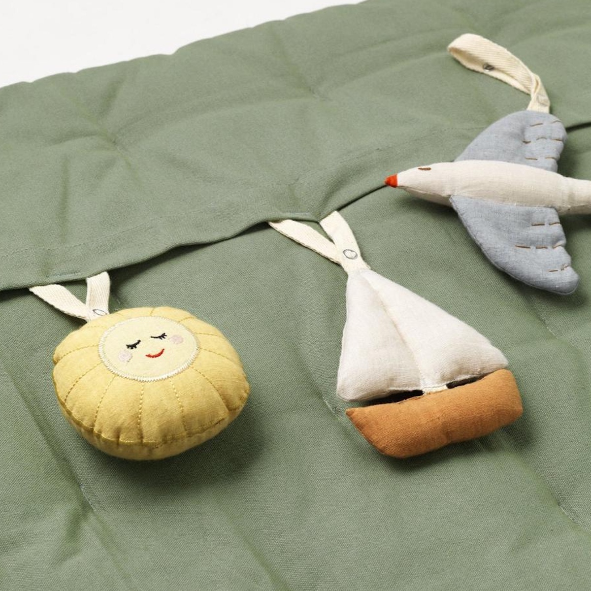 3 jouets à suspendre 12cm NEMO Dear April Sailboats