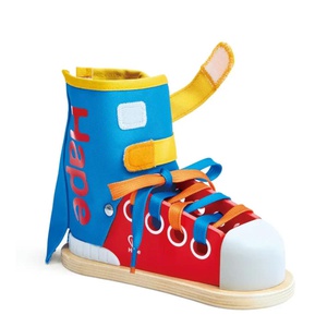 Attacher les chaussures Hape