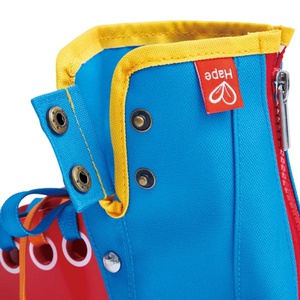Attacher les chaussures Hape