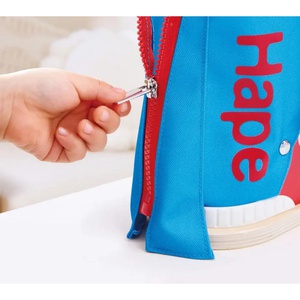 Attacher les chaussures Hape