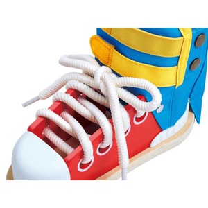 Attacher les chaussures Hape