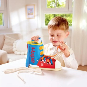 Attacher les chaussures Hape