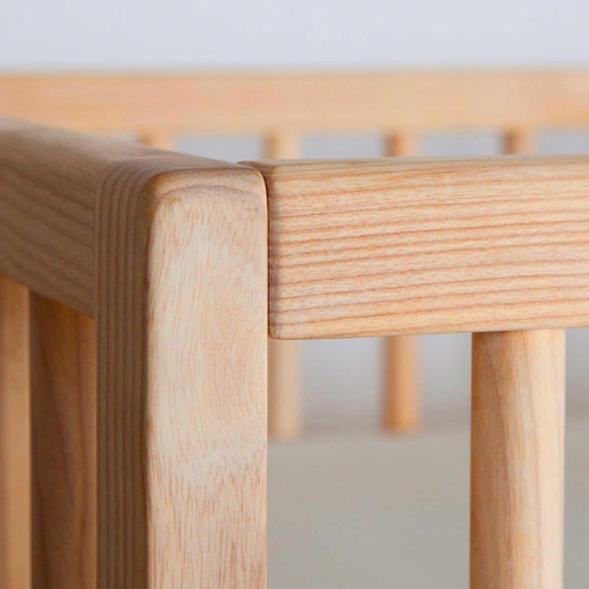 Babybett KERA in Buche mit Aufsatz Round-Sockelfuß Curve 