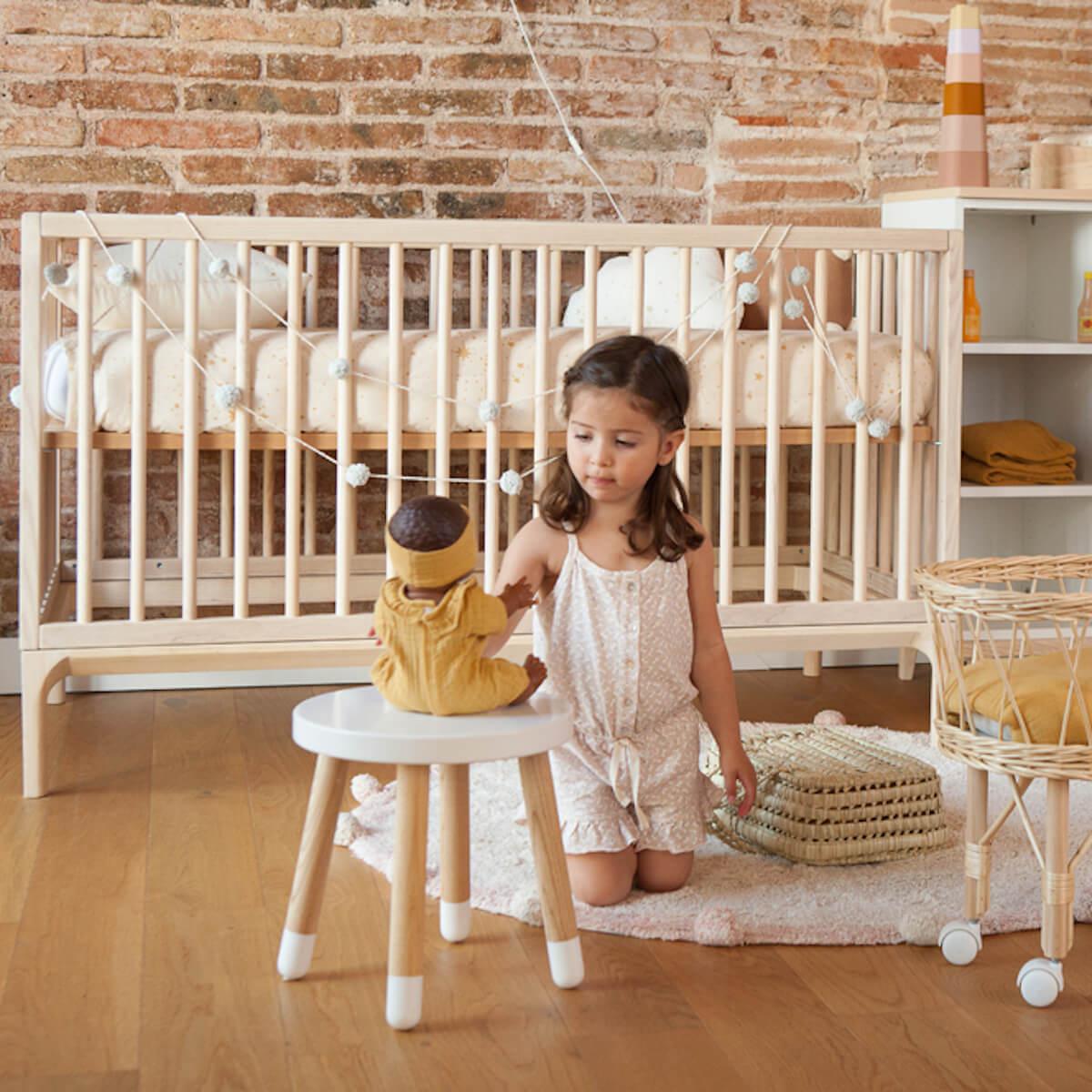 Babybett KERA in Esche mit Aufsatz Round-Sockelfuß Bevel