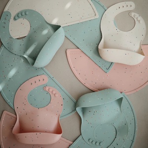 Bavoir silicone Mushie Pink Confetti