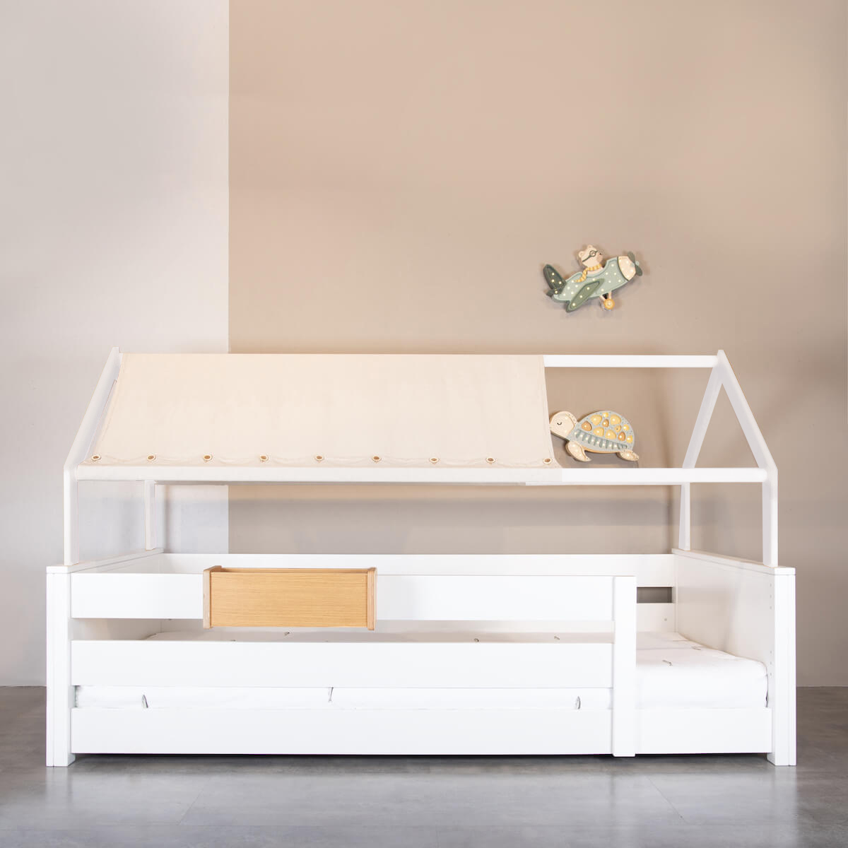 Bett bodentief Dach Montessori Fallschutz hoch KASVA Buche weiß lackiert Dachtextil