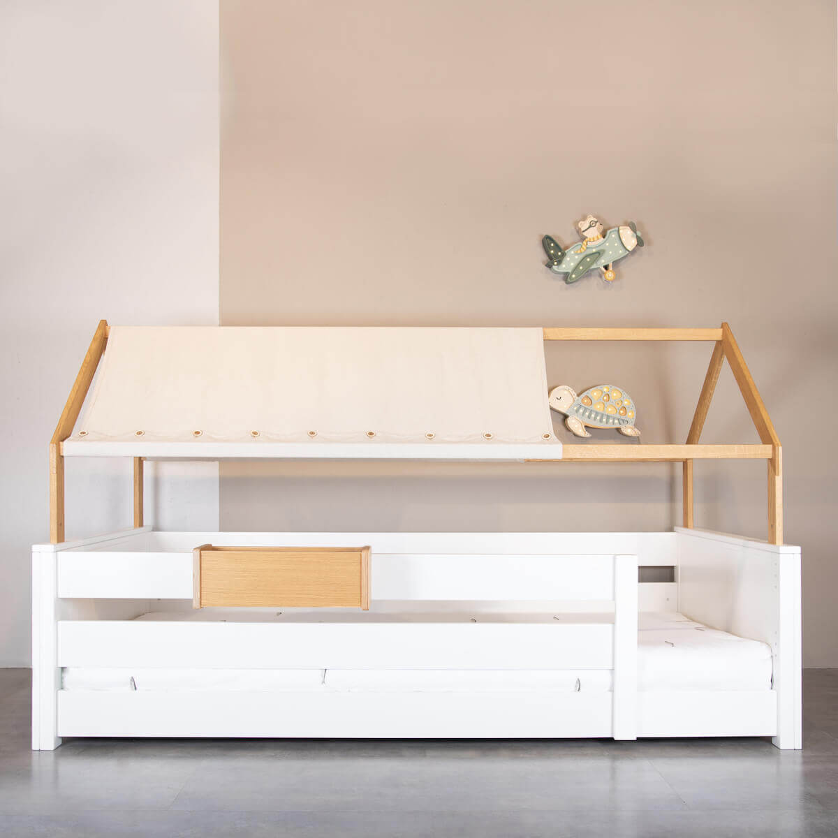 Bett bodentief Dach Montessori Fallschutz hoch KASVA Buche weiß lackiert-Eiche geölt Dachtextil