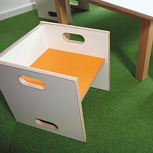 Chaise évolutive ZIGGY de Breuyn Multiplex corps blanc assise orange