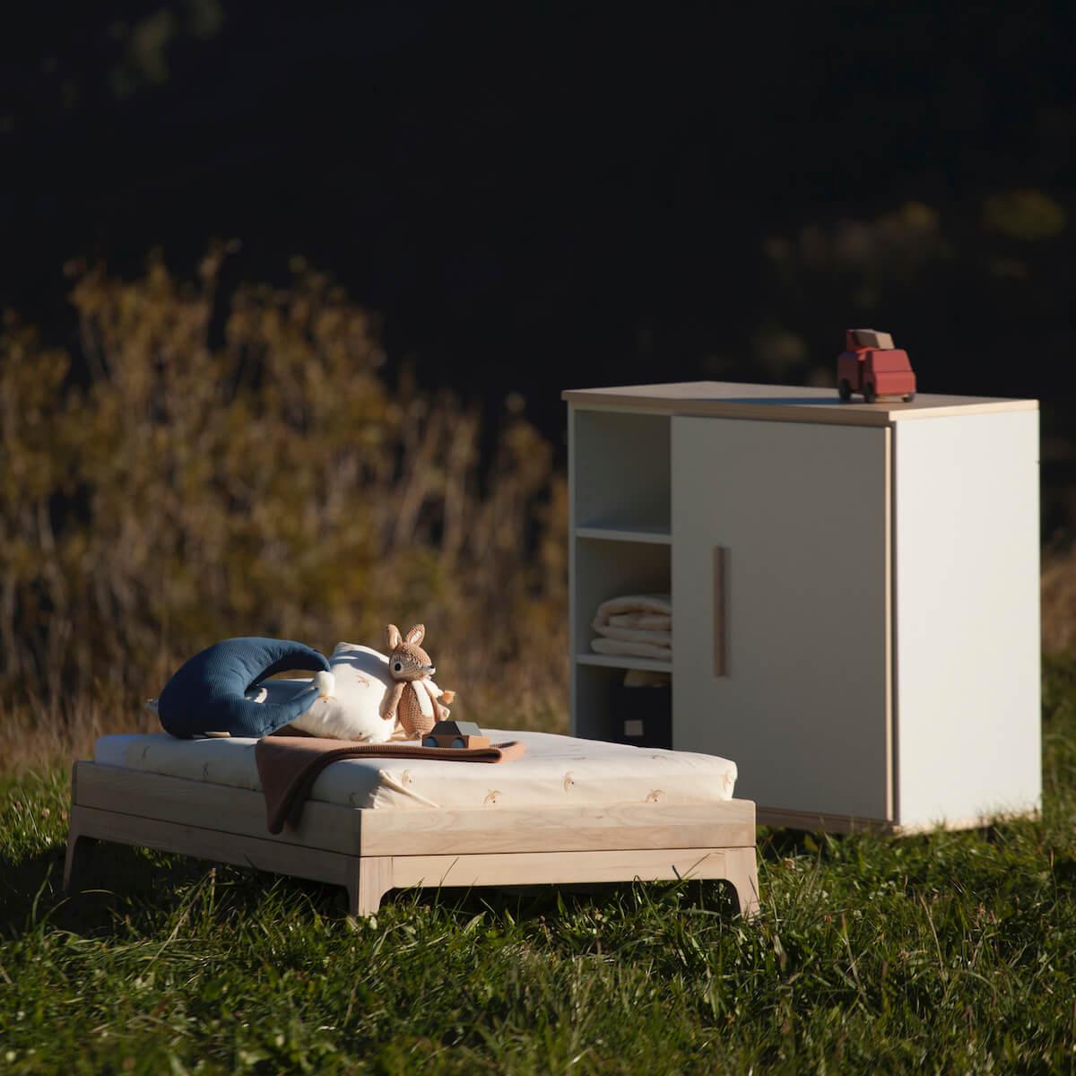 Juniorbett KERA in Esche mit Sockelfuß Pure