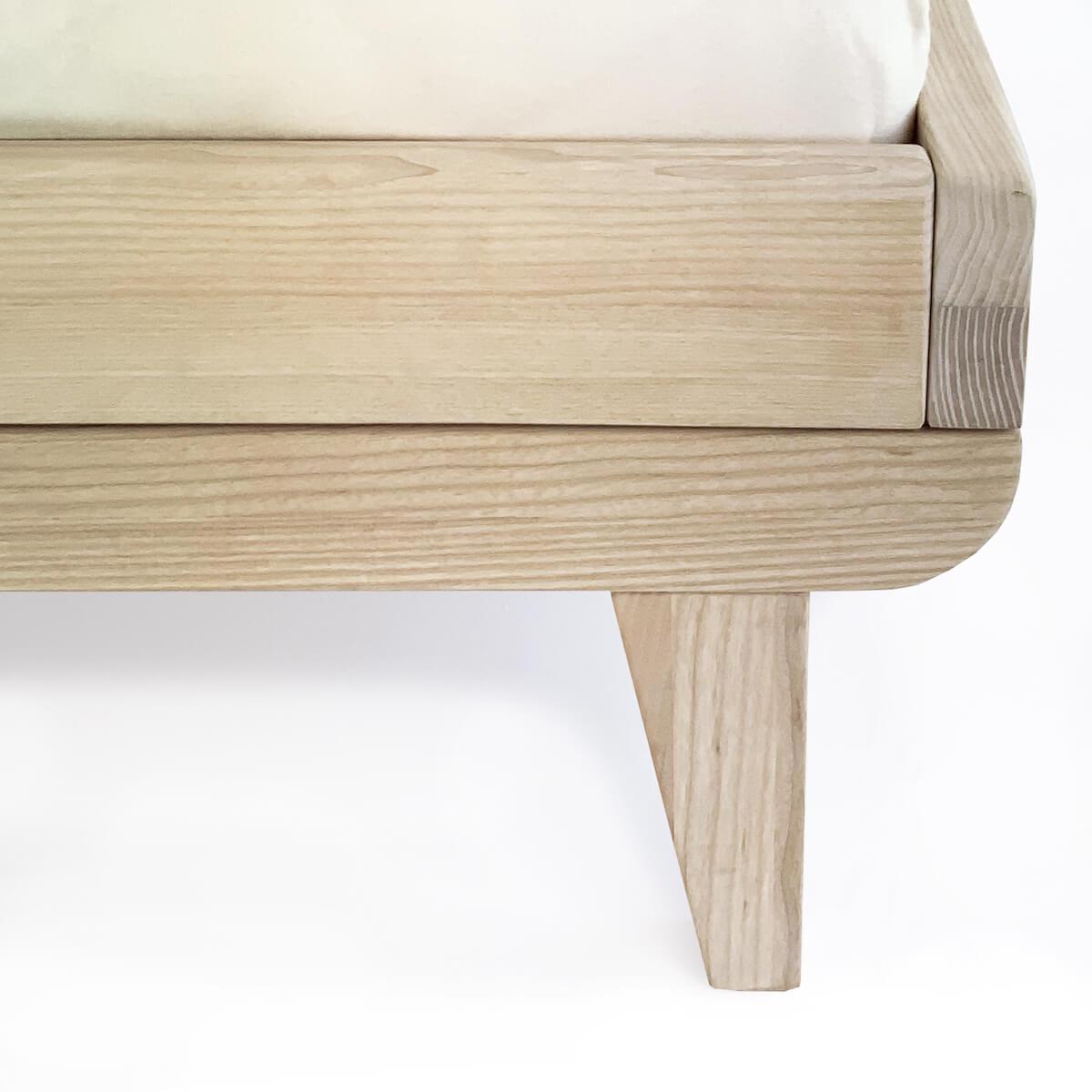 Juniorbett KERA in Esche mit Sockelfuß Retro