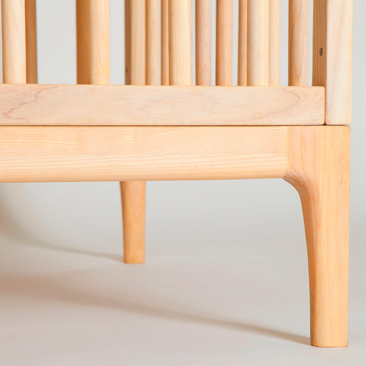 Lit bébé KERA en hêtre avec top Straight-pieds Retro
