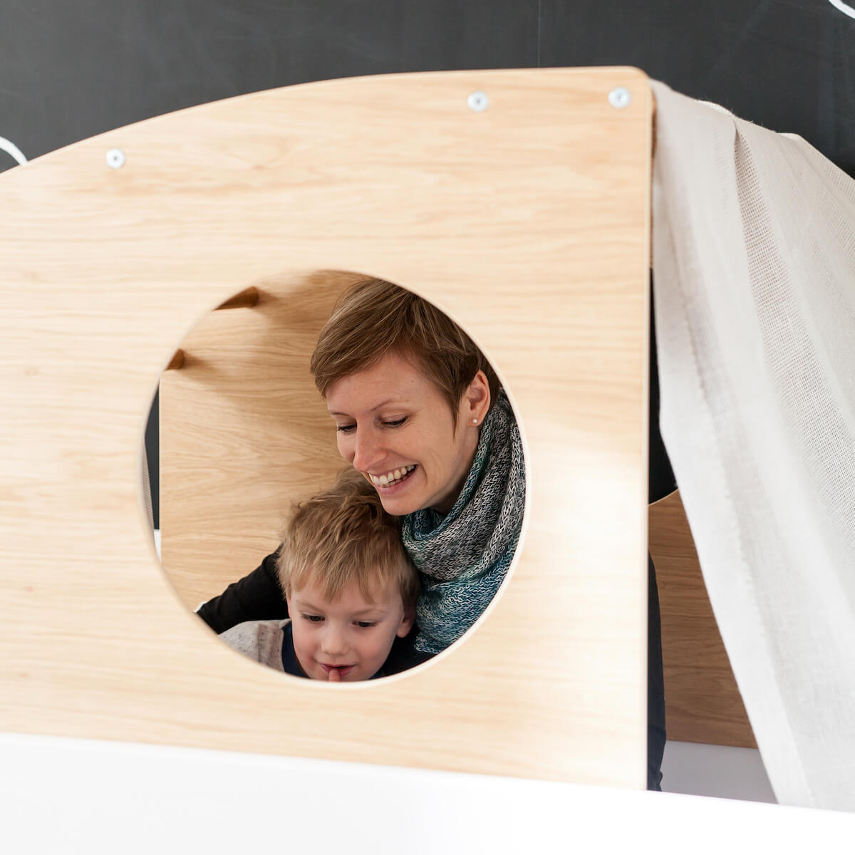 Niedrige Spielbett-Kajuete halbhoch KASVA Buche massiv weiß-lackiert Eiche furniert-geölt