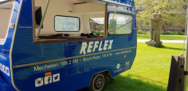 Radio Reflex dispose aussi d'un studio mobile pour couvrir les événements locaux. 