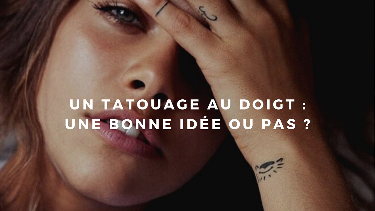 jeune femme avec tatouage au doigt