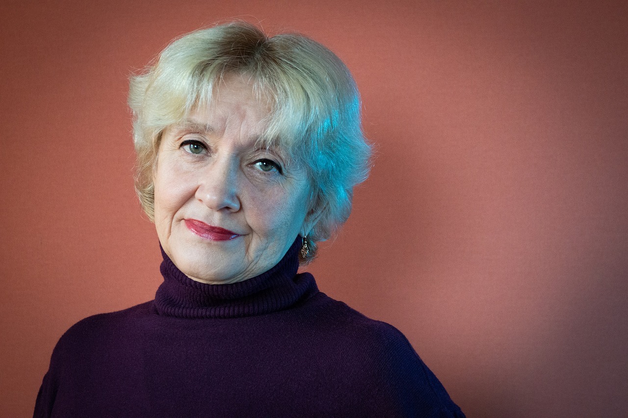 Coupe de cheveux court femme 60 ans avec mèches : voici nos idées