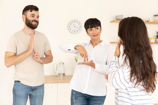 Cómo manejar las peleas entre hermanos adultos 6 Cómo manejar las peleas entre hermanos adultos