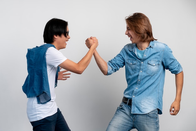 Cómo manejar las peleas entre hermanos adultos 7 Cómo manejar las peleas entre hermanos adultos