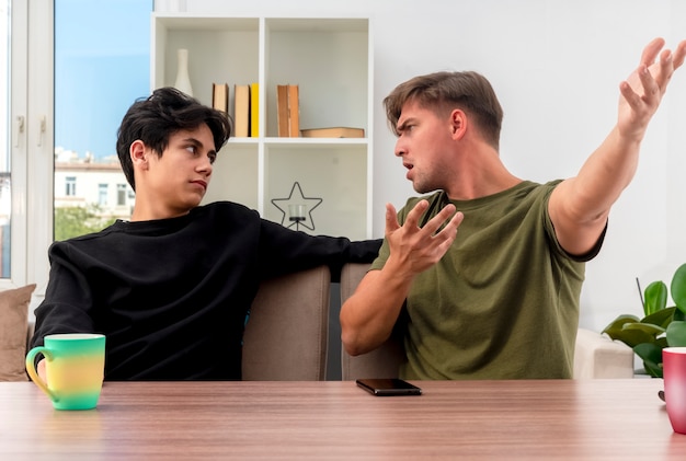 Cómo manejar las peleas entre hermanos adultos 8 Cómo manejar las peleas entre hermanos adultos