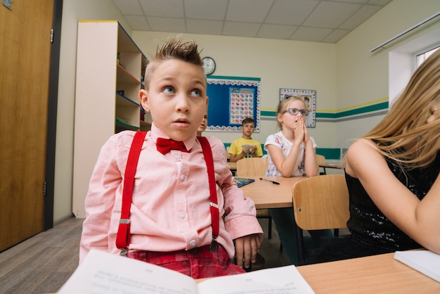 Cómo ayudar a un niño distraído en clase
