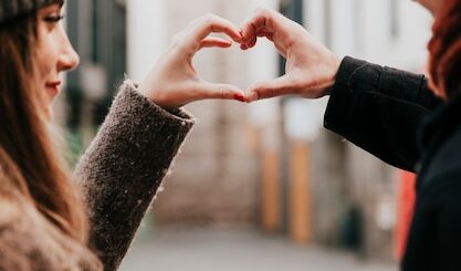 El impacto duradero del primer amor