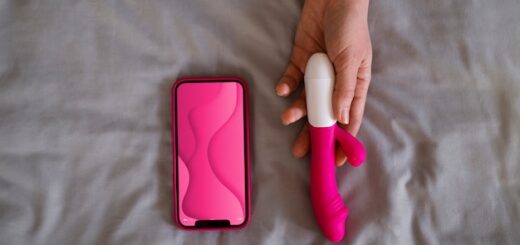 El impacto de hablar al oído a un hombre