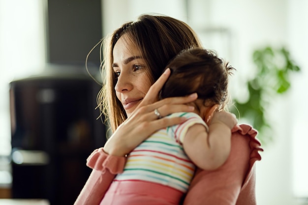 El impacto de crecer sin padre en mujeres