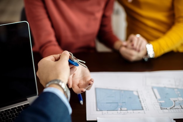 Consecuencias de vender la casa que estás alquilando