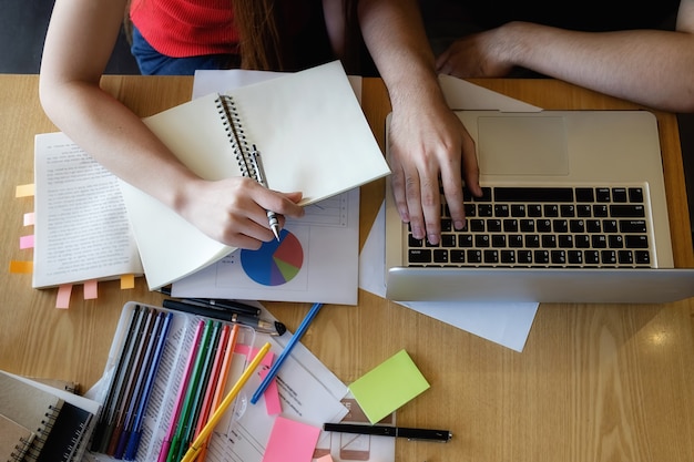 Los beneficios de estudiar y trabajar simultáneamente 8 Los beneficios de estudiar y trabajar simultáneamente