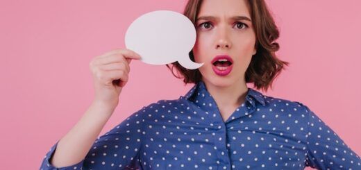 El impacto de las críticas negativas en otros