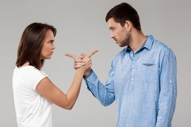 El impacto de las críticas negativas en otros