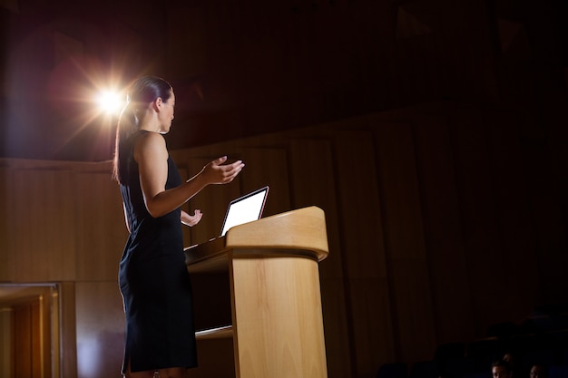 Temas para discursos: inspira y cautiva a tu audiencia 6 Temas para discursos: inspira y cautiva a tu audiencia