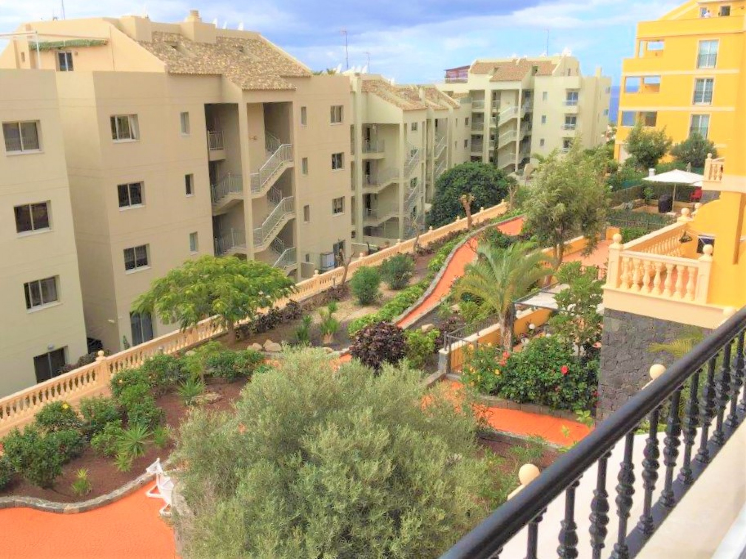 Ref. 1643 Beautiful southfacing 1 bedroom apartment in the well