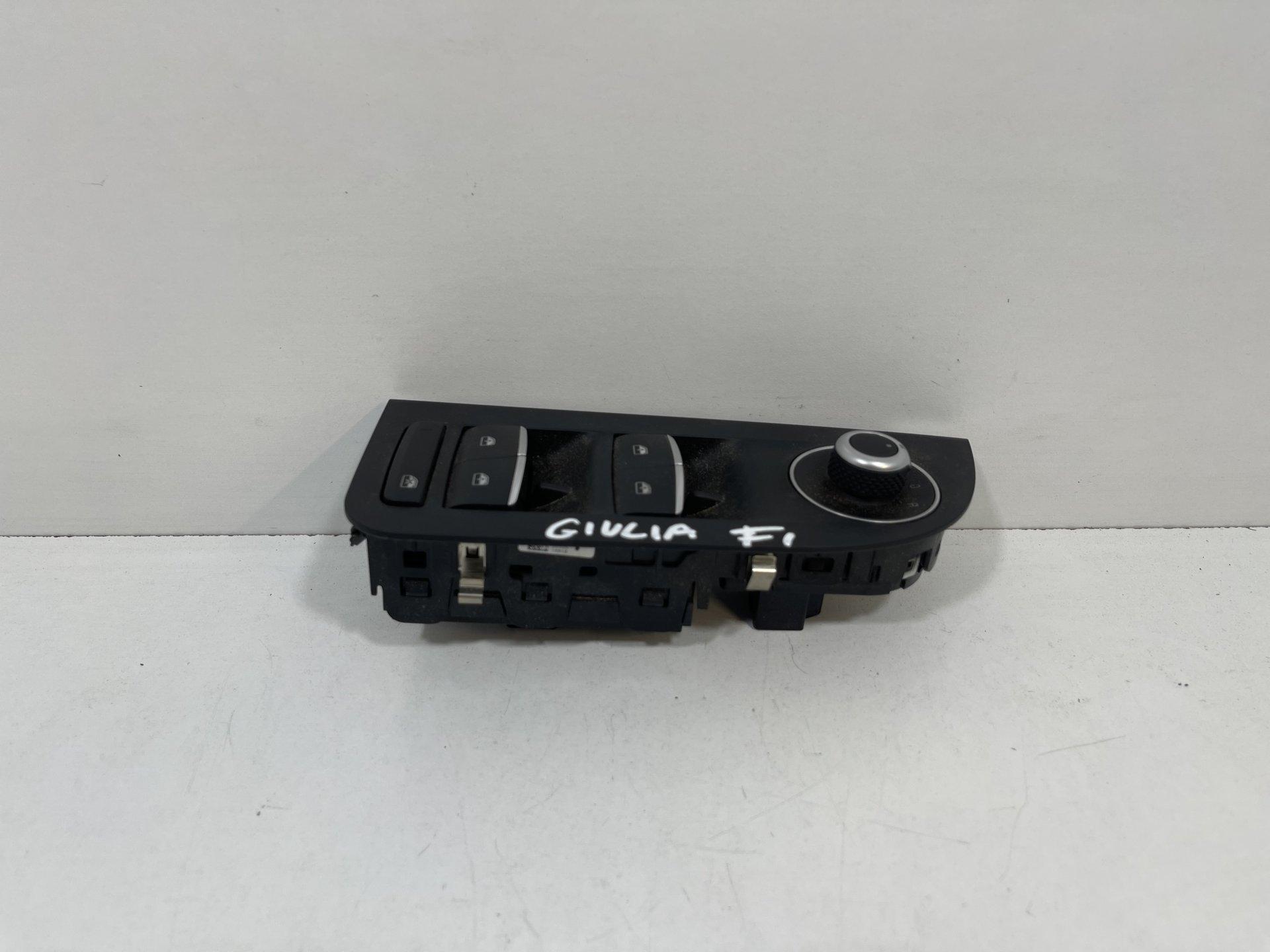Interruttore Finestre Anteriore Sinistra Per Alfa Romeo Giulietta 940 (2010-2019) – OEM 156106392, 24 Pin