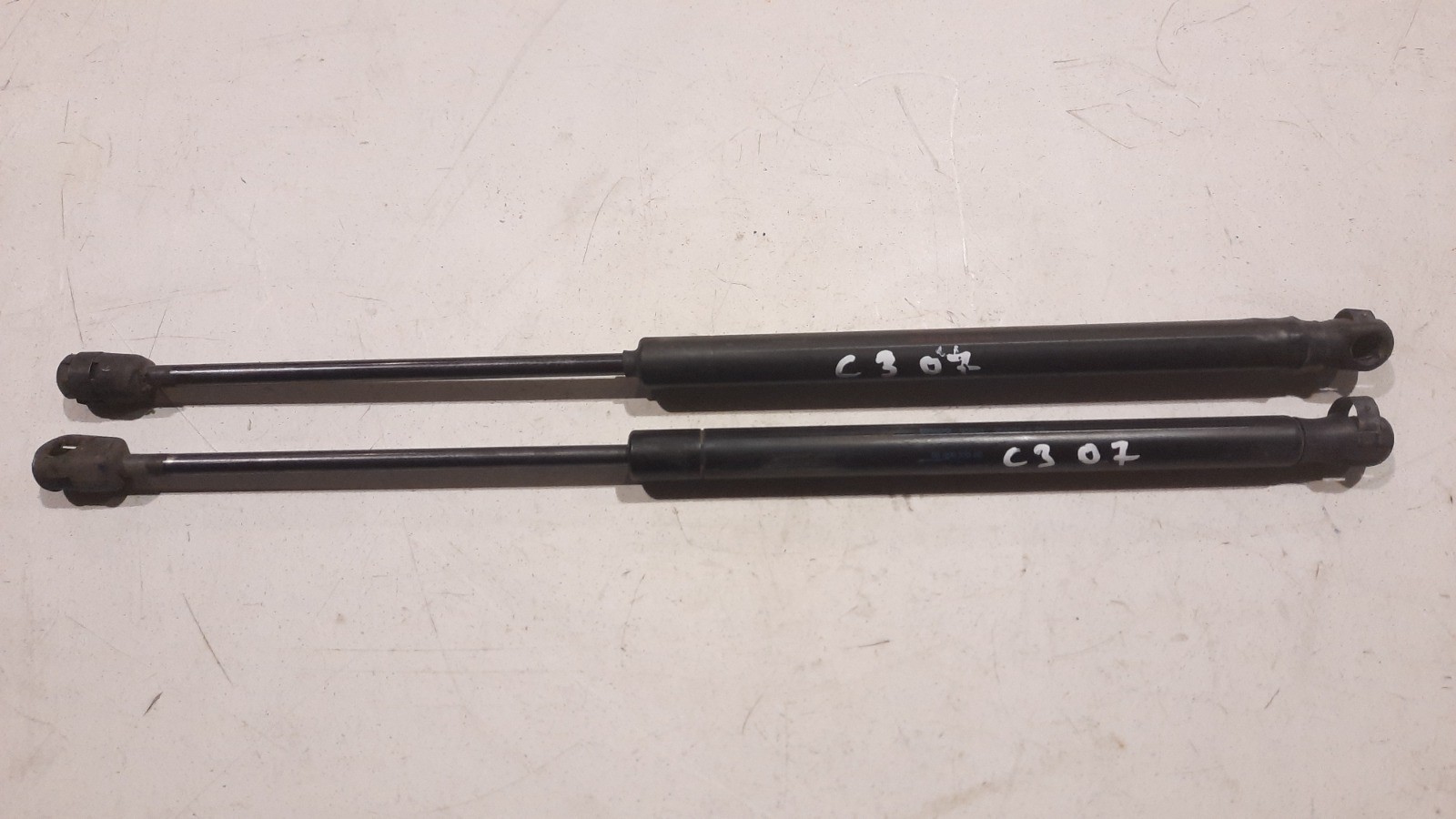 MNHCAC Pistoncini portellone Compatibile per Kia Sorento 2003-2009(OEM:SG250003)-54.5cm, ammortizzatori Cofano Posteriore, Posteriore Portellone Baule Molle a Gas
