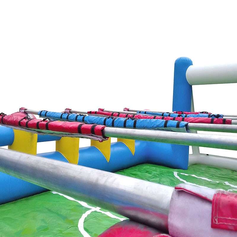 l'interieur du terrain de babyfoot géant avec des barres en aluminium