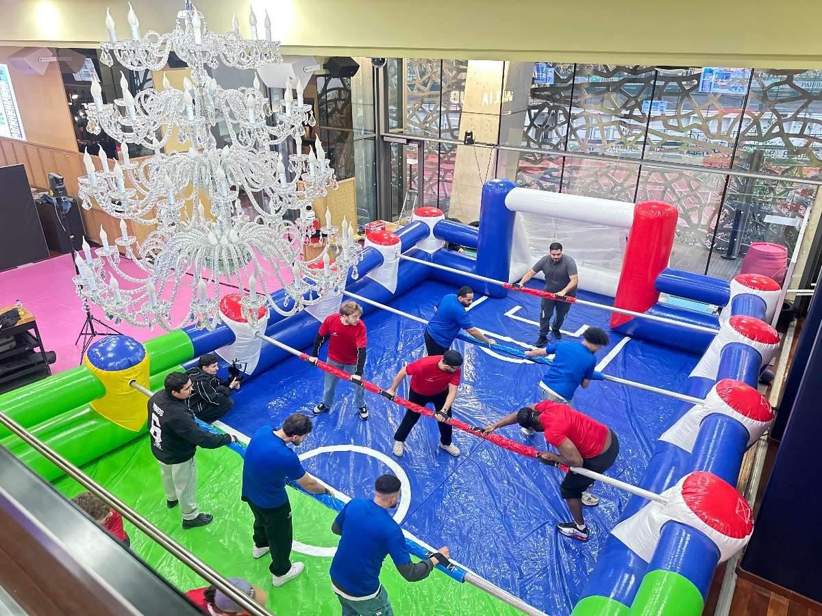 des streamers Francais joue au babyfoot avec des maillots rouge ou bleu