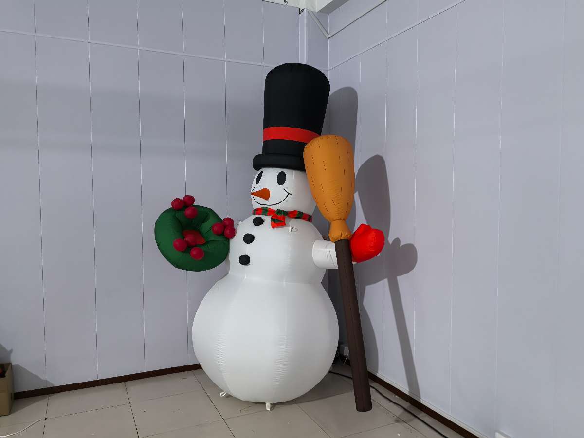 bonhomme de neige gonflable blanc des moufles vue de biais