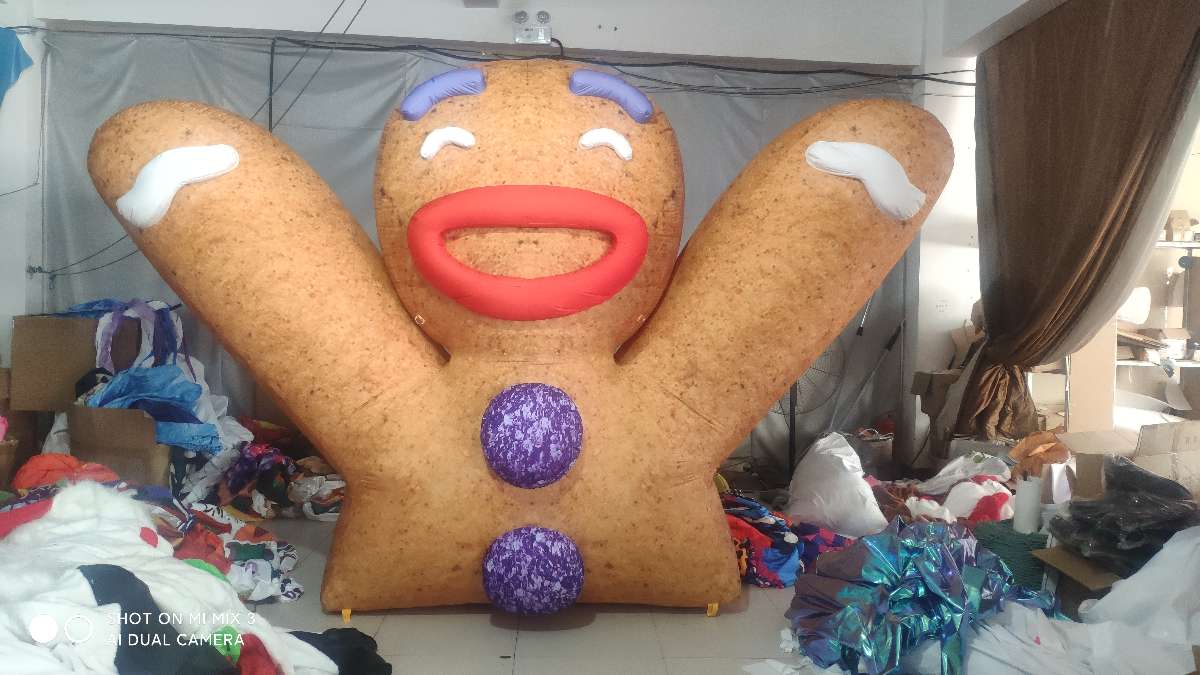 Bonhomme Pain d’épice Joyeux Gonflable avec deux boutons violet et qui sourit  vue de face