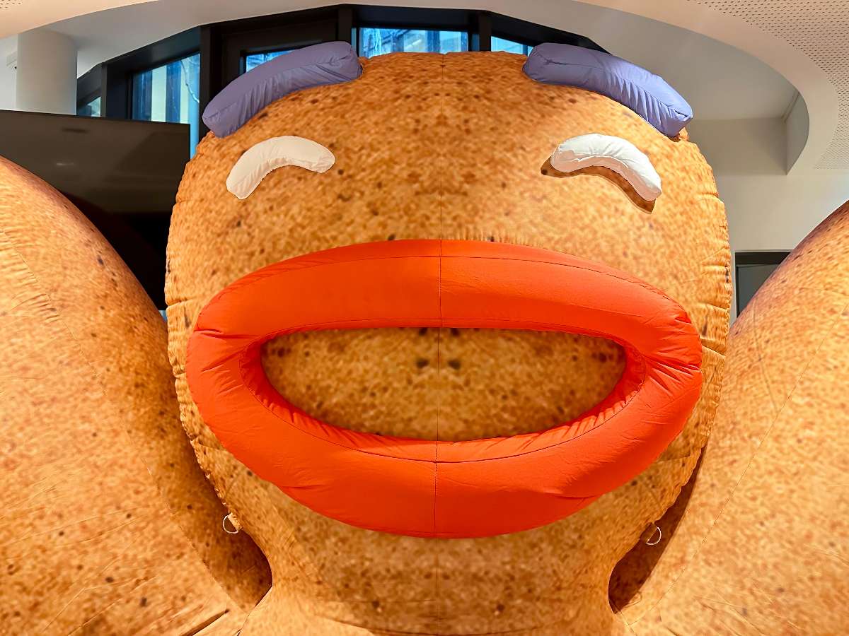 la tête du pain d'épice joyeux gonflable vue de pres 