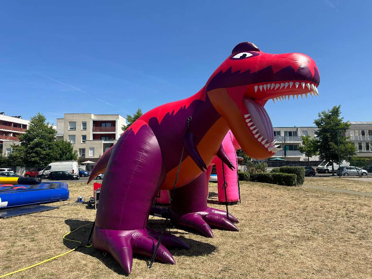 Dinosaure brumisateur gonflable de dos avec sa queue pointue