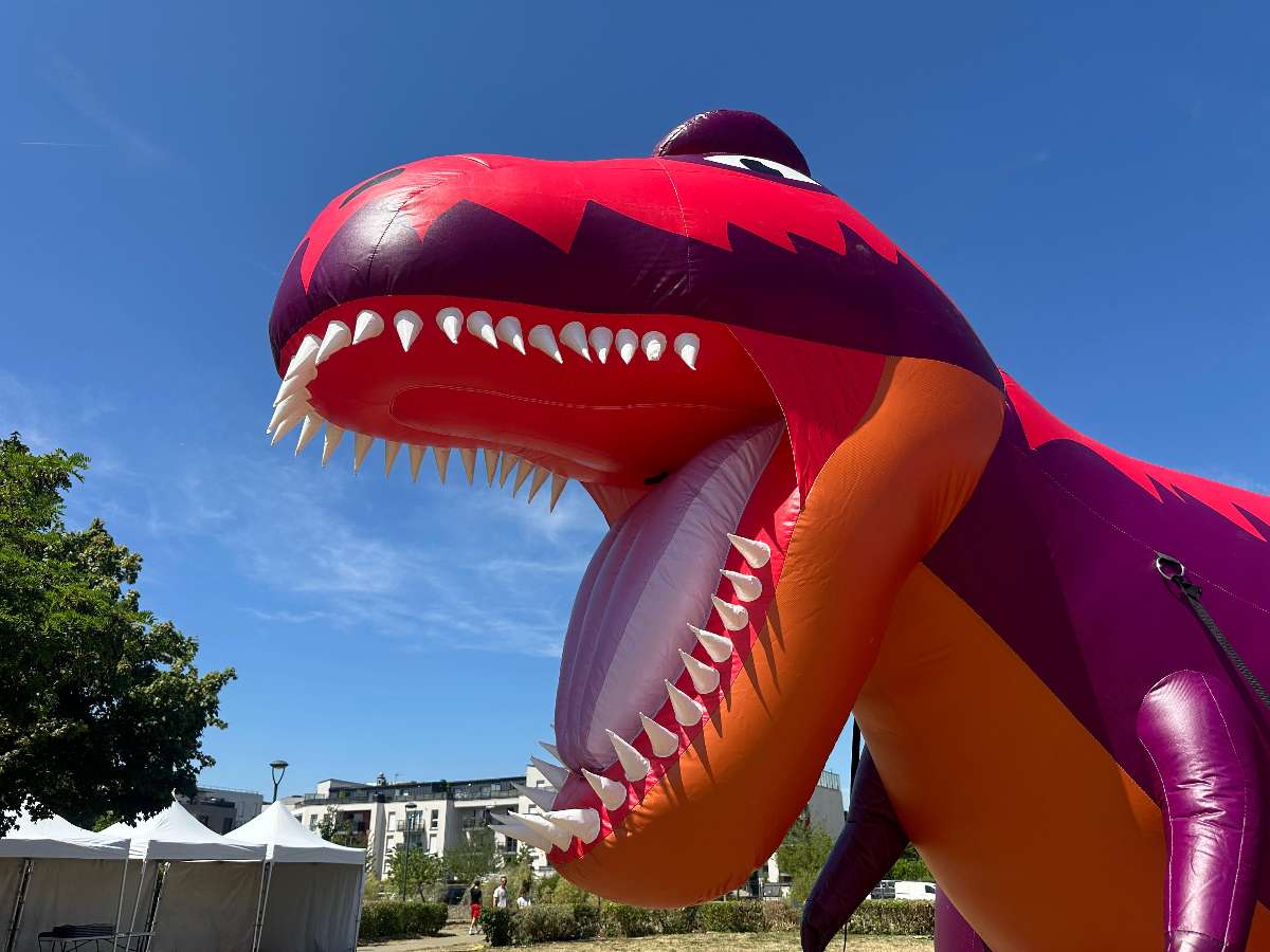 Dinosaure brumisateur gonflable qui crache de l'eau par sa bouche avec des dents pointues