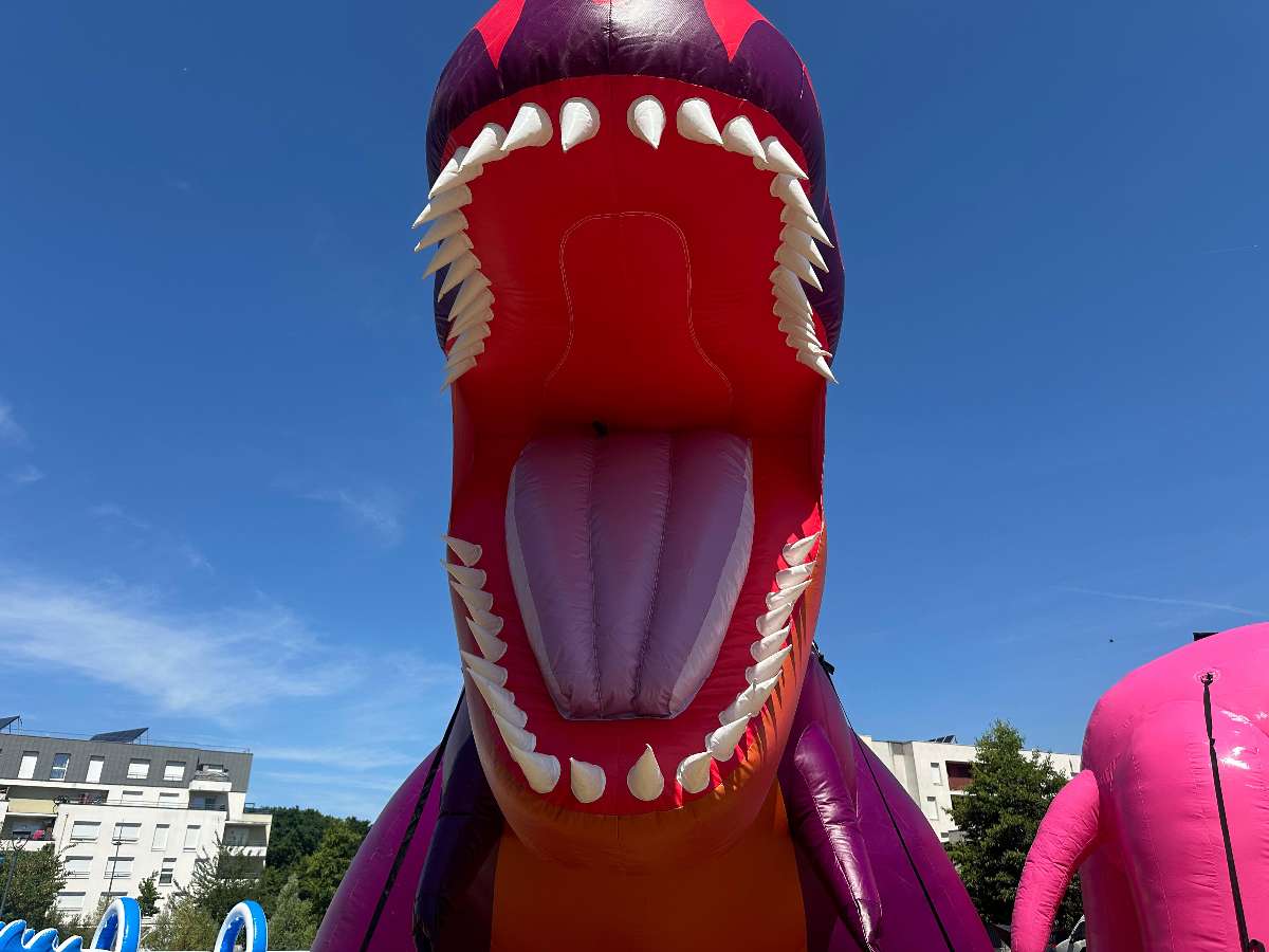gueule du dino brumisateur gonflable ouverte 