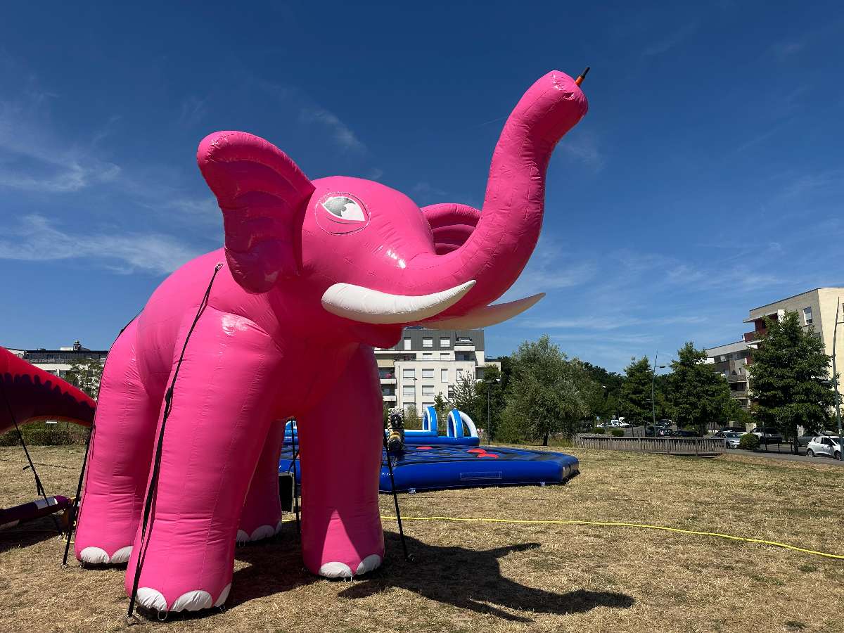 un éléphant Rose Gonflable brumisateur qui projette de l'eau par sa trompe